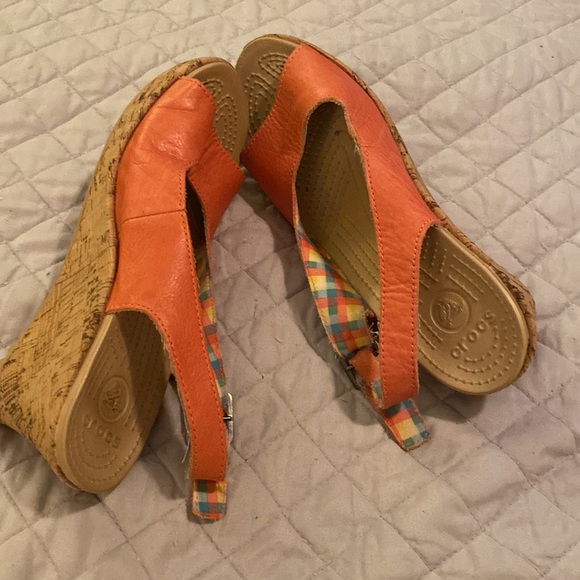 Croc wedge in Coral - size 9! Very comfortable shoe!! Cork wedge! - Picture 4 of 8